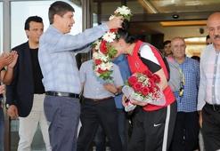 Dünya şampiyonu Nur'a coşkulu karşılama
