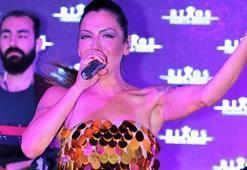 Sibel Tüzün sahneye ayakkabısız çıktı!