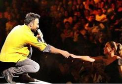Tarkan sahnede bir anda diz çöküp...