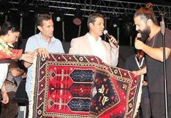 Koray Avcı'ya Döşemealtı halısı