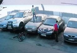 2 çocuk, güpegündüz 5 otomobili soymaya kalktı