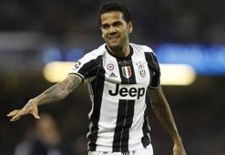 Dani Alves'den tarihi çalım!