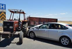 Hilvan'da otomobil traktöre çarptı: 7 yaralı