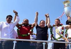 Başpehlivan İsmail Balaban, memleketi Antalya'da coşkuyla  karşılandı