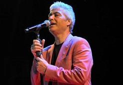 Cengiz Kurtoğlu iki sepet dut karşılığı konser verdi