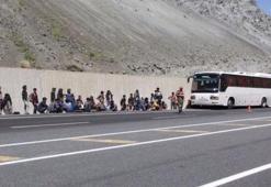 Asker arızalanan otobüste yakaladı! Tam 103 kişi