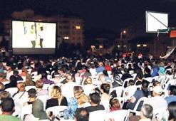 Evinin bahçesini çocuklara sinema yaptı