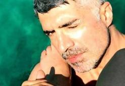 Özcan Deniz'in omzuna attığı ayak kimin?