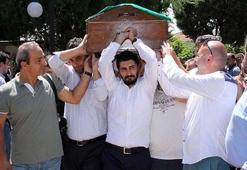 Küçük kızının tabutunu gözyaşları içinde taşıdı