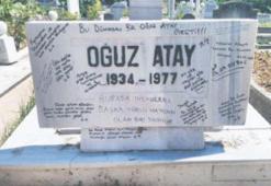 Oğuz Atay’ın mezar taşı yazılarla görünmez halde