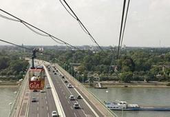 Köln'de 75 yolcu havada asılı kaldı