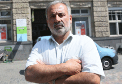 Dinlenmek için oturdu, altın dolu çanta buldu!