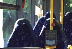 Boş otobüs koltuklarını burkalı kadın sandılar!