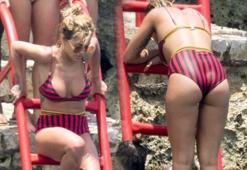 Rita Ora denize bakın nasıl girdi?