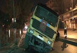 Asfaltlama çalışması yapan kamyon, çöken yola düştü