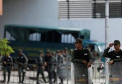 Venezuela'da askerler başsavcılığın etrafını sardı