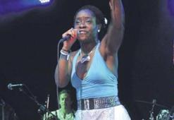Iyeoka ilk konserini verdi!