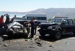 Elazığ'da kamyonetle otomobil çarpıştı: 3 ölü, 2 yaralı