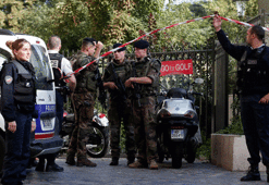 Son dakika... Paris'te askerlere saldırı! Yakalandı!