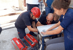 Tarhana çekerken elini kıyma makinesine sıkıştı