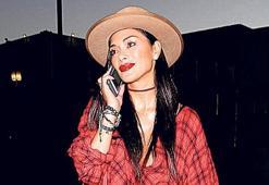 Dostunu  yalnız bırakmadı