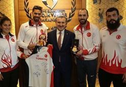 Bakan Osman Aşkın Bak, milli sporcuları kabul etti