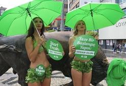 Kadıköy'de "marul bikinili" eylem