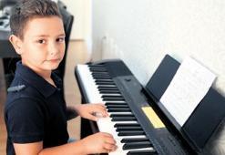 Biyonik kulaklı küçük piyanist