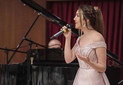Ayşegül Coşkun üç ayrı dilde söyledi