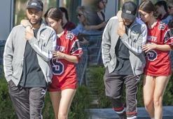 Selena Gomez öpmeye doyamadı!