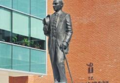 Atatürk heykeline sprey boyalı saldırı