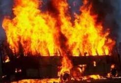 Siirt'te yol kesen PKK'lılar 5 iş makinesini ateşe verdi
