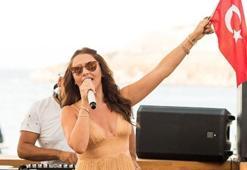 Hadise hasta hasta sahneye çıktı!