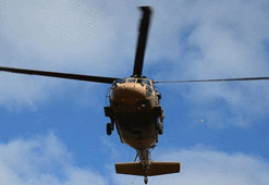 Pilot gösteri uçuşunda askeri helikopterden düştü!