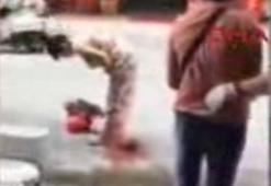 Şok görüntüler! Sokakta doğurdu, bebeğini kucaklayıp eve döndü
