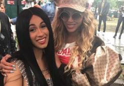 Beyonce'un fanlarından biri gibi!