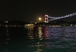 Dolunaylı İstanbul Boğazı manzarası mest etti