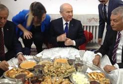 MHP Lideri Bahçeli yer sofrasına oturdu