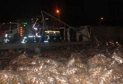 E-5 Karayolu’nda patates yüklü kamyonet devrildi: 2 yaralı