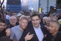 Yasaklı lider Saakaşvili, kameralar eşliğinde sınırı geçti!