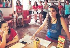 Parlak kariyerini bıraktı kendini çocuklara adadı