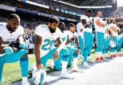 Trump’tan diz çöken sporculara ağır küfür