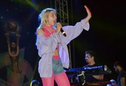Aleyna büyük şok! Yumurta atıp, sahneye hucüm ettiler!