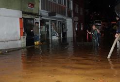 Ünlü şarkıcı Seren Serengil sel sularında kaldı