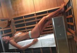 Kelly Gale rahatlamak için bakın ne yapıyor!