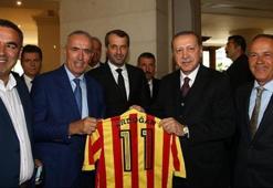 G.Saray'ın efsaneleri Erdoğan'a forma hediye etti