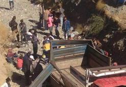 Hakkari’de kaçakların bulunduğu kamyonet devrildi! 65 kişi yaralandı