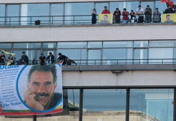 PKK'lılar Paris'te AFP binasına Öcalan posteri astı