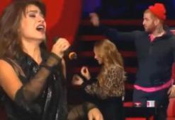 Yıldız Tilbe şarkı söylerken Gökhan bakın ne yaptı?