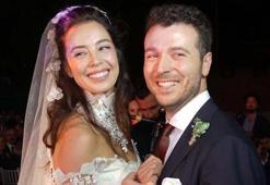 Gelinliğini parçaladı